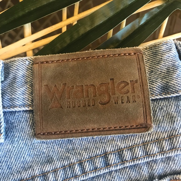 Wrangler | Denim Distressed Short Hi Rise - Picture 4 of 5